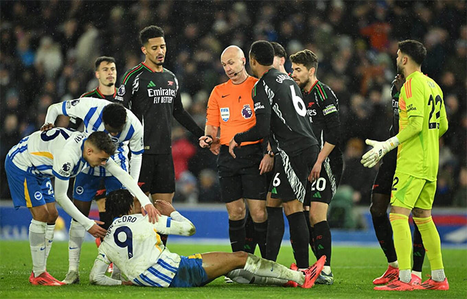 Arsenal còn bị một quả phạt đền gây tranh cãi từ pha va chạm của Saliba với Pedro