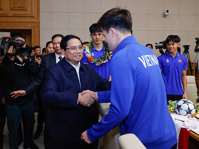 Thủ tướng đặt mục tiêu cho bóng đá Việt Nam nỗ lực vô địch châu Á và tham dự World Cup.