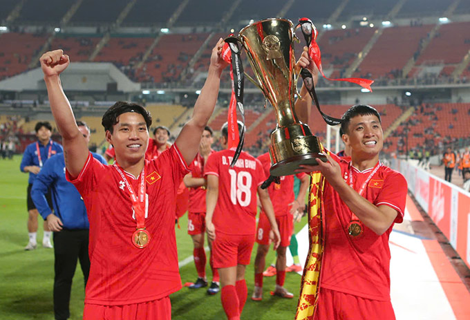 ĐT Việt Nam lên ngôi vô địch AFF Cup 2024 - Ảnh: Đức Cường