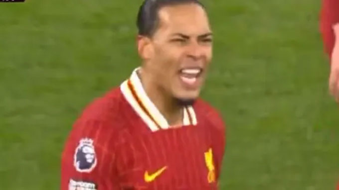 Van Dijk nhiều lần hét lớn về phía Alexander-Arnold