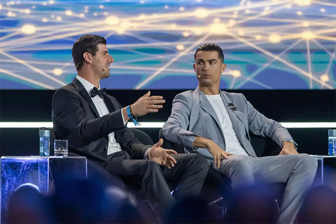 Ronaldo và thủ thành Thibaut Courtois tại lễ trao giải Globe Soccer Awards