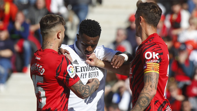 Hậu vệ phải Maffeo của Mallorca thách Vinicius chơi boxing