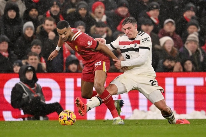 Manuel Ugarte là điểm sáng ở hàng tiền vệ của MU trong trận hòa 2-2 với Liverpool