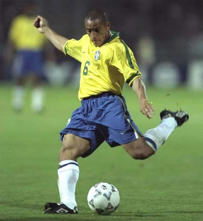 Roberto Carlos khi còn tung hoành trên sân cỏ