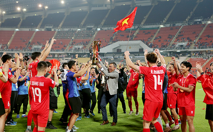 Chủ tịch VFF Trần Quốc Tuấn cùng các thành viên ĐT Việt Nam nâng cao cúp vô địch AFF Cup 2024. Ảnh: Đức Cường