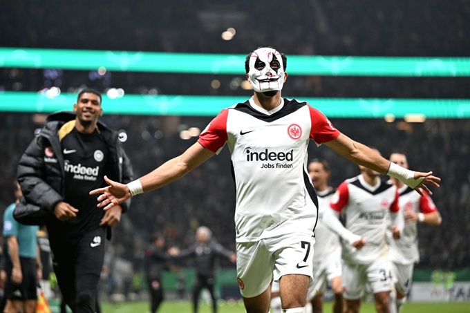 Omar Marmoush đeo mặt nạ ăn mừng trong dịp Hallowen sau khi ghi bàn vào lưới M'gladbach