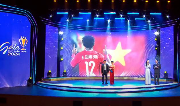 Những hình ảnh ăn mừng của Xuân Son được vinh danh tại Gala Cup Chiến thắng 2024