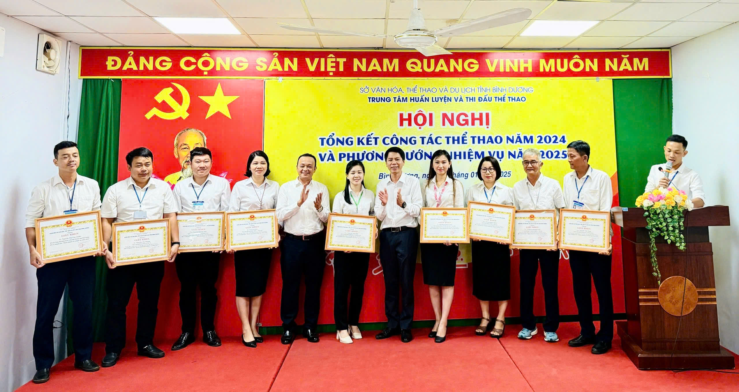 Nhiều viên chức Trung tâm Huấn luyện và Thi đấu Thể thao được nhận Giấy khen của Giám đốc Sở Văn hóa, Thể thao và Du lịch tỉnh Bình Dương