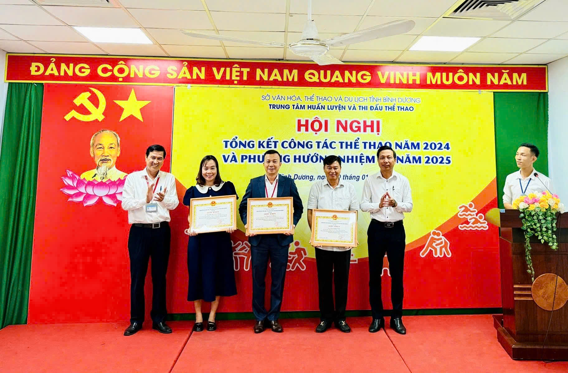 Lãnh đạo Sở Văn hóa, Thể thao và Du lịch và lãnh đạo Trung tâm Huấn luyện và Thi đấu Thể thao tỉnh trao tặng Giấy khen cho các cá nhân, tập thể doanh nghiệp có nhiều đòng góp cho thể thao Bình Dương