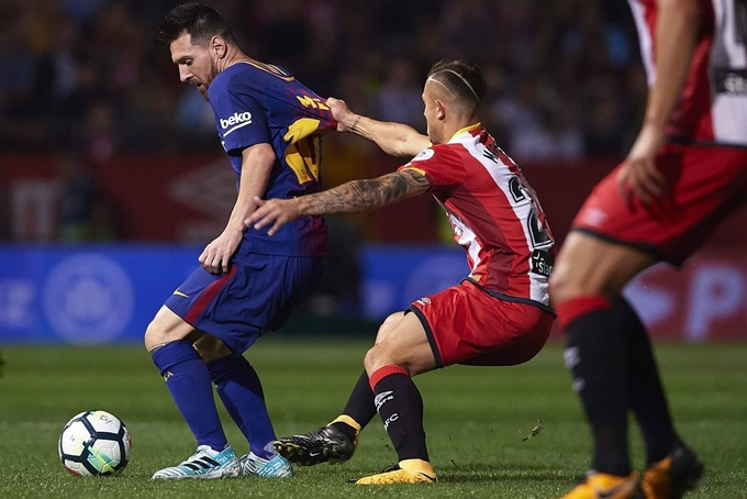 Messi bị Maffeo kéo áo