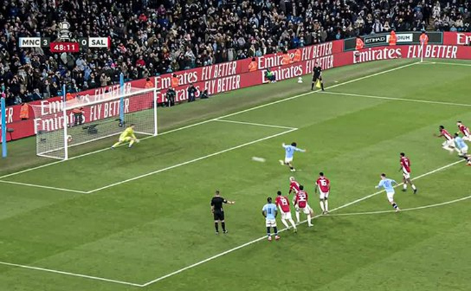 Grealish nâng tỷ số lên 4-0 ở trận Man City vs Salford sau khi thực hiện thành công quả phạt đền