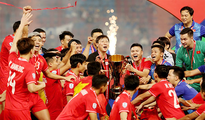 HLV Kim Sang Sik dành những lời tri ân cho HLV Park Hang Seo sau khi cùng ĐT Việt Nam lên ngôi vô địch AFF Cup 2024 - Ảnh: Đức Cường 