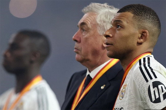 Carletto và Mbappe buồn bã sau trận