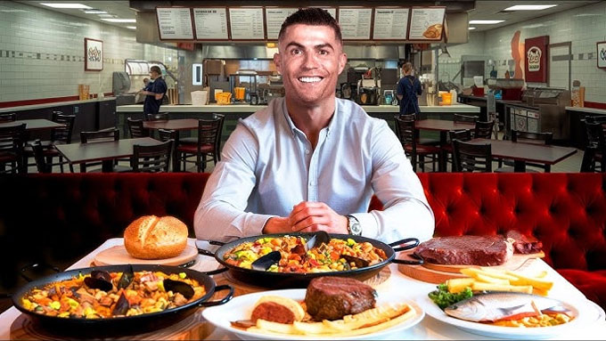 Ronaldo gây chú ý khi bán pizza