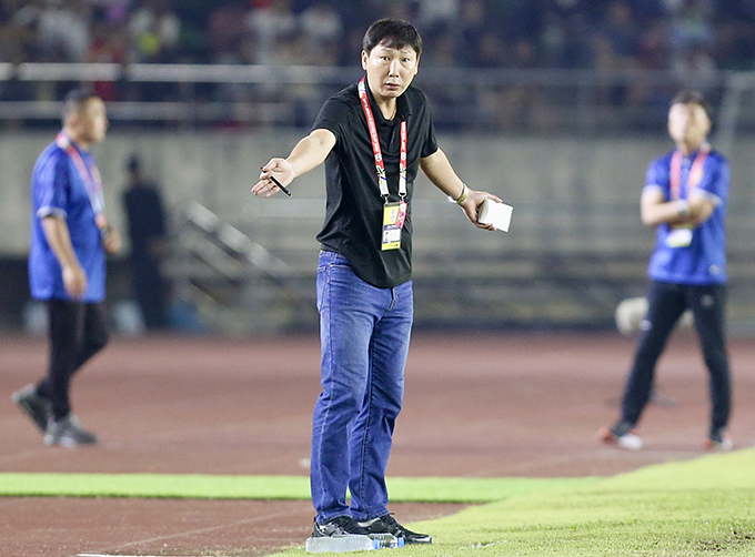 HLV Kim chịu rất nhiều áp lực trước khi ĐT Việt Nam lên ngôi vô địch AFF Cup 2024 - Ảnh: Đức Cường 