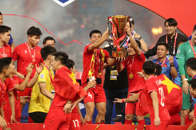 Bùi Tiến Dũng (trái) nâng cúp vô địch AFF Cup 2024. Ảnh: Đức Cường