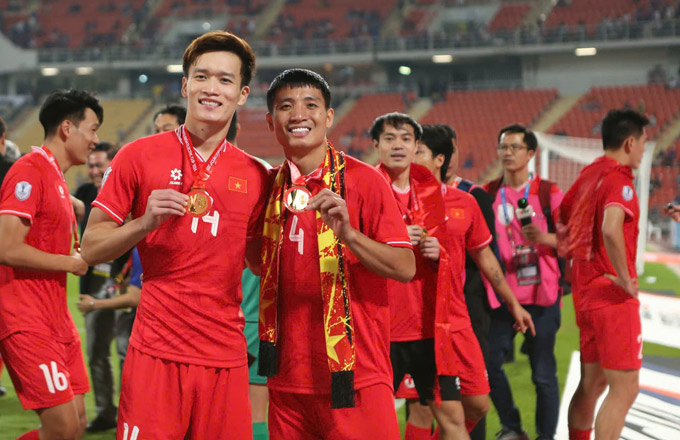 Bùi Tiến Dũng và Hoàng Đức ăn mừng chức vô địch AFF Cup 2024. Ảnh: Đức Cường