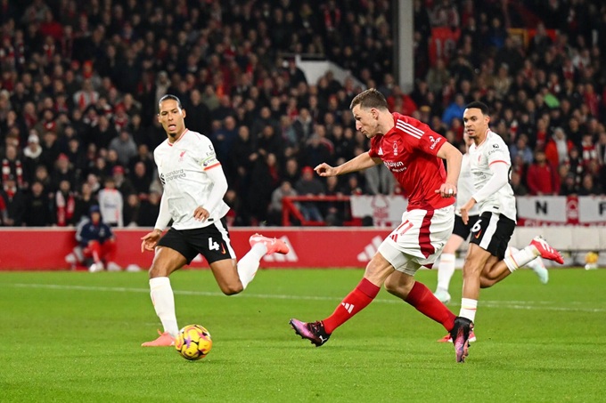 Chris Wood mở tỷ số trước Liverpool