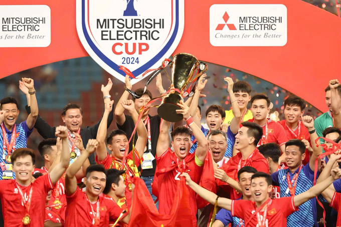 Tại AFF Cup 2024, Bùi Tiến Dũng đã thi đấu xuất sắc để cùng ĐT Việt Nam lần thứ 3 lên ngôi vô địch Đông Nam Á. Cá nhân cầu thủ người Đức Thọ đã đăng quang AFF Cup năm 2018 và 2024.