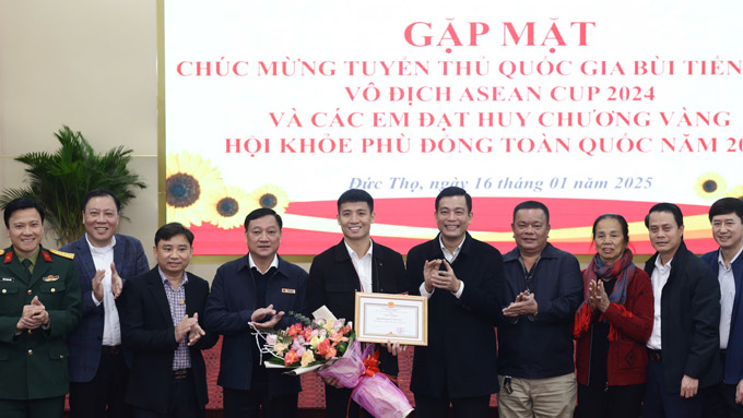 Trong buổi gặp gỡ, Bùi Tiến Dũng cùng các Mạnh Thường Quân, các tổ chức đoàn thể, cá nhân... đã trao tặng những món quà xuân dành cho các hộ gia đình khó khăn sinh sống trên địa bàn. 