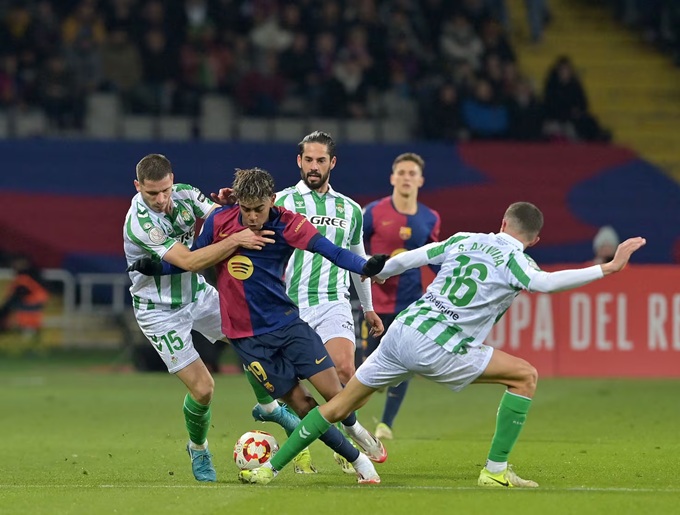 Các hậu vệ Betis không làm cách nào ngăn chặn nổi Lamine Yamal 