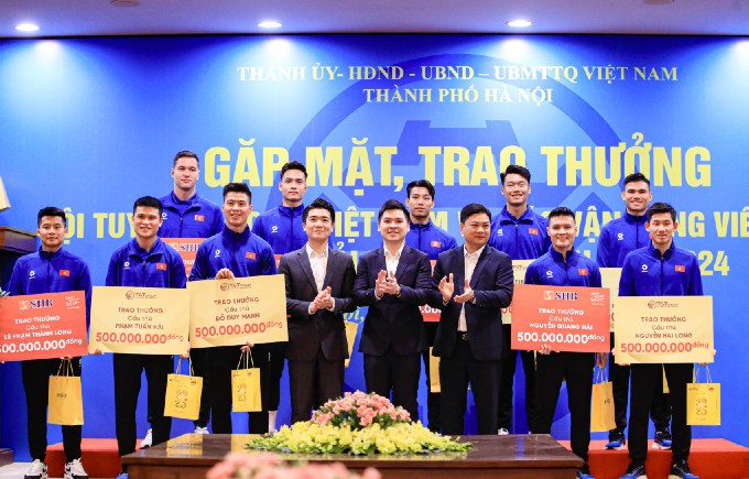 Các cầu thủ Hà Nội FC và Công an Hà Nội lên nhận thưởng 