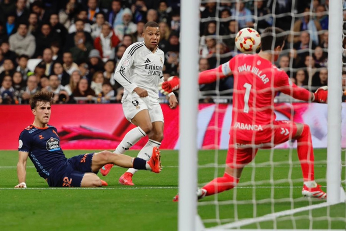 Mbappe ghi bàn mở tỷ số cho Real ở trận gặp Celta và trở thành cầu thủ thứ 2 sau Benzema ghi bàn ở 6 giải đấu khác nhau trong một mùa