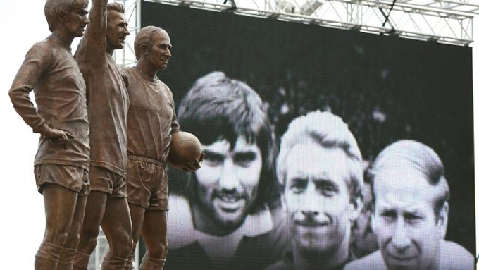 Law được dựng tượng bên ngoài sân Old Trafford cùng 2 người đồng đội George Best và Bobby Charlton