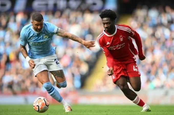 Man City đang nhắm Aina để thay vị trí của Kyle Waler (trái) ở mùa tới