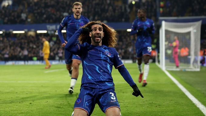 Marc Cucurella ăn mừng sau khi ghi bàn cho Chelsea