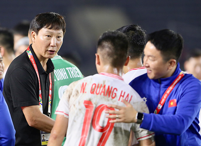 HLV Kim Sang Sik "đắt show" sau chức vô địch AFF Cup 2024 - Ảnh: Đức Cường 