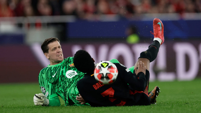 Tình huống Szczesny lao vào Balde