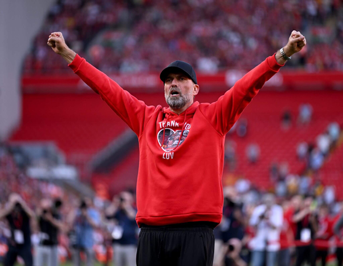 Klopp đắm mình trong sự ngưỡng mộ của các cổ động viên Liverpool, sau trận đấu cuối cùng dẫn dắt The Reds mùa trước