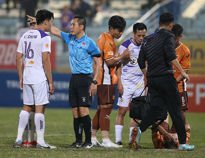 Hai đội tranh cãi nhau chuyện fair-play - Ảnh: Đức Cường