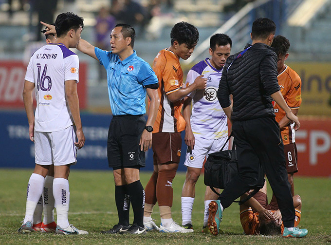 Nhiều trận đấu ở V.League bị cắt vụn bởi cầu thủ nằm sân, câu giờ - Ảnh: Minh Tuấn 