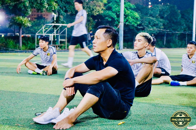 bầu Đức "futsal" trên sân cùng các cầu thủ