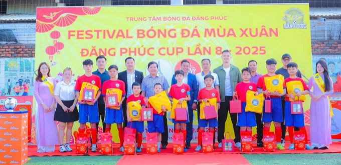 HLV Phùng Thanh Phương, thủ môn Patrik Lê Giang cùng các vị khách mời trao quà cho các em nhỏ