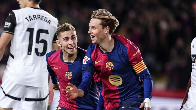 De Jong ăn mừng sau khi ghi bàn mở tỉ số cho Barca ở trận thắng Valencia 7-1