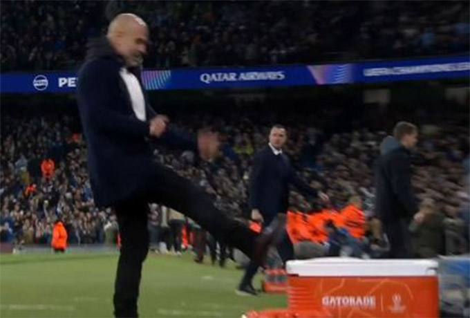 Pep đá hỏng thùng đựng đồ uống khi Man City nâng tỷ số lên 2-1 vì quá phấn khích