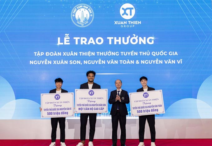 Tiền đạo Xuân Son nhận được món quà "khủng" nhất