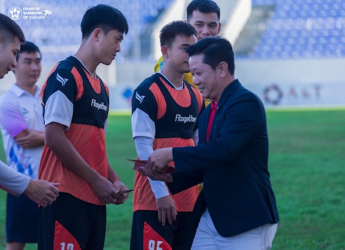 Chủ tịch CLB lì xì đầu năm cho các cầu thủ - Ảnh: DNFC