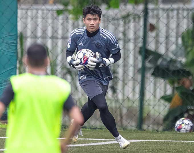 Hồ Tùng Hân sang Singapore chơi bóng - Ảnh: NVCC