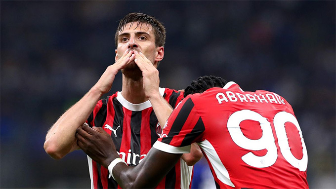 AC Milan hụt chiến thắng ở phút bù giờ