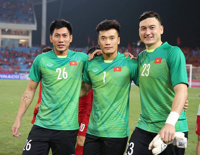 Bùi Tiến Dũng (giữa) từng cùng ĐT Việt Nam vô địch AFF Cup 2018 