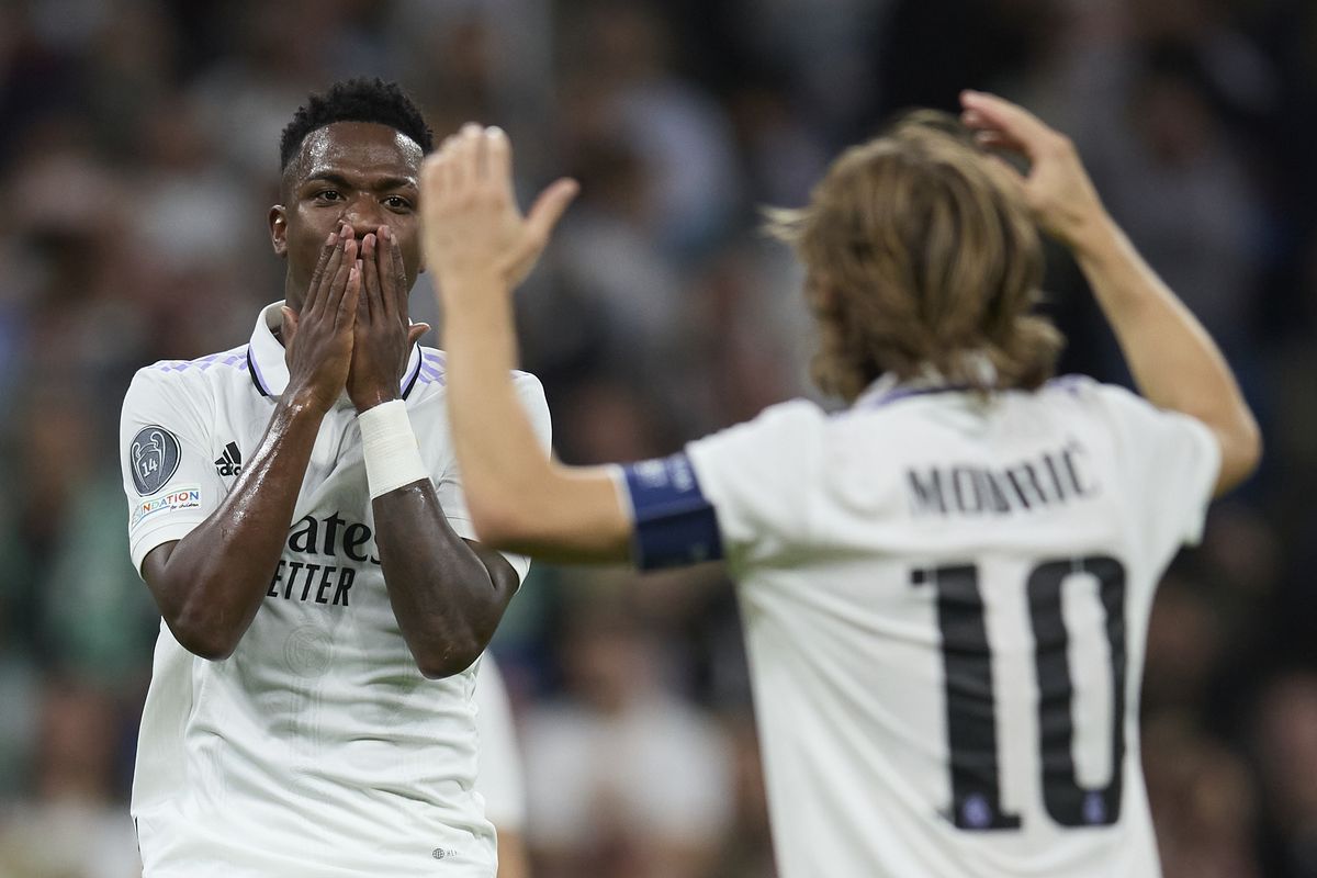 Modric không bao giờ ngại "xé vé" Vinicius