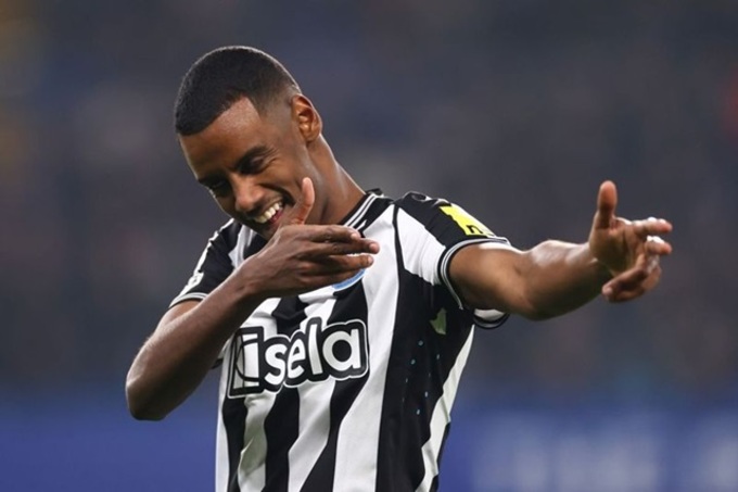 Alexander Isak được đội trưởng của Newcastle khen là tiền đạo hay nhất thế giới hiện nay