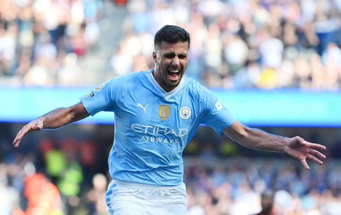 Rodri vẫn đang phải điều trị chấn thương nhưng vẫn được Man City đăng ký đá Champions League