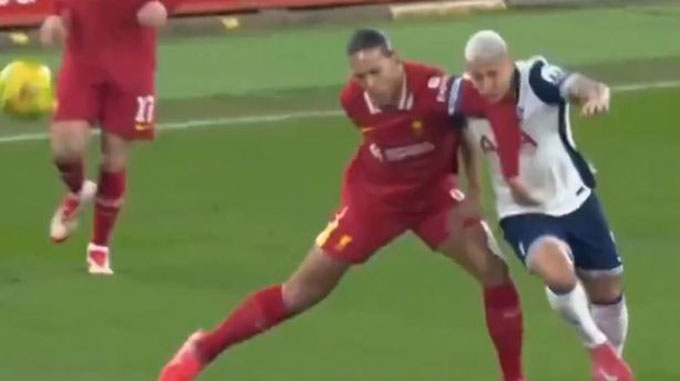 Van Dijk có pha va chạm với Richarlison