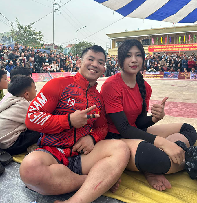 Anh Thơ và đối thủ là nhà vô địch thế giới - vó sĩ Jiujitsu Đào Hồng Sơn