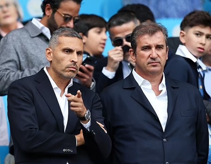 Chủ tịch Man City, Khaldoon Al Mubarak (trái) và GĐĐH Ferran Soriano vào tháng 8 năm ngoái